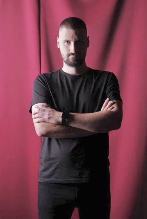 Dano Čistý pred červeným pozadím