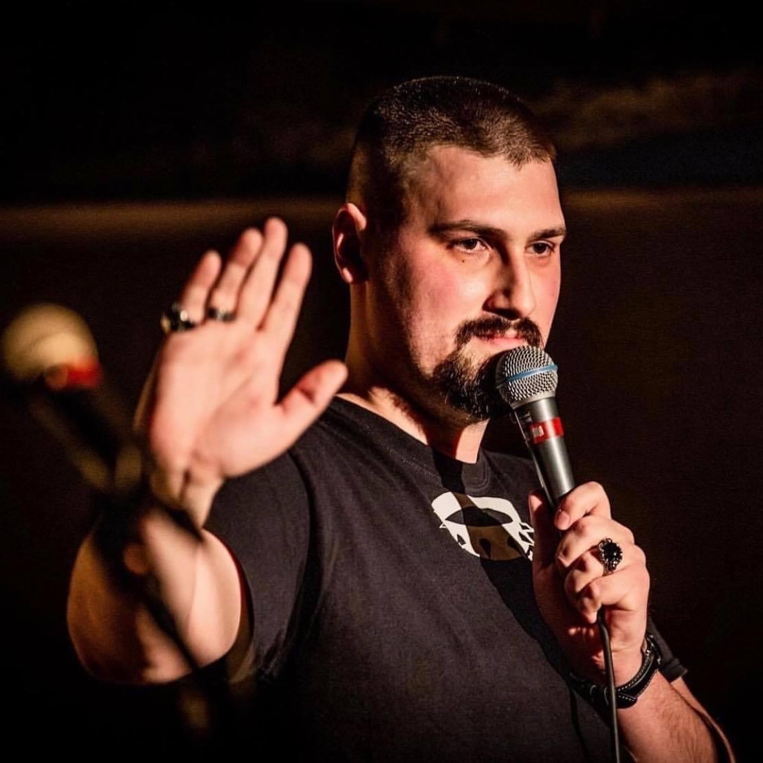 Dano Čistý počas stand-up vystúpenia s mikrofónom